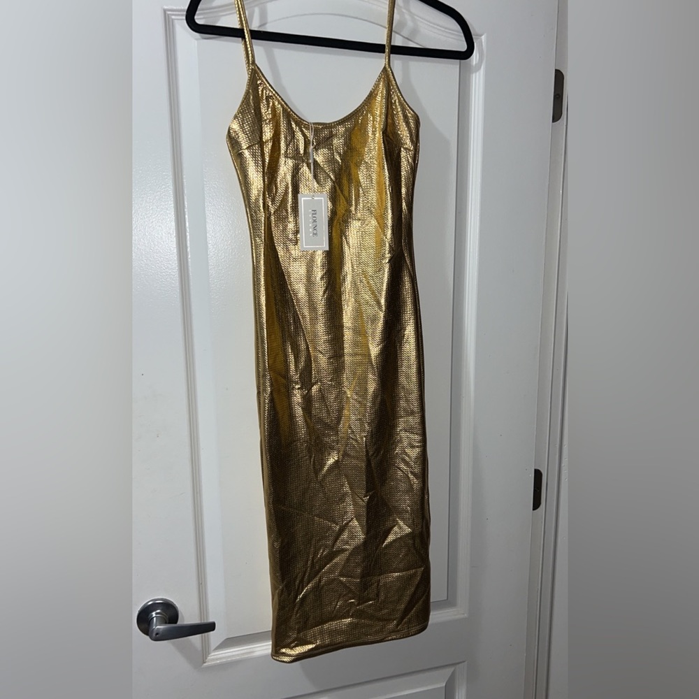 Spaghetti sleeves midi dress very fitted to the body